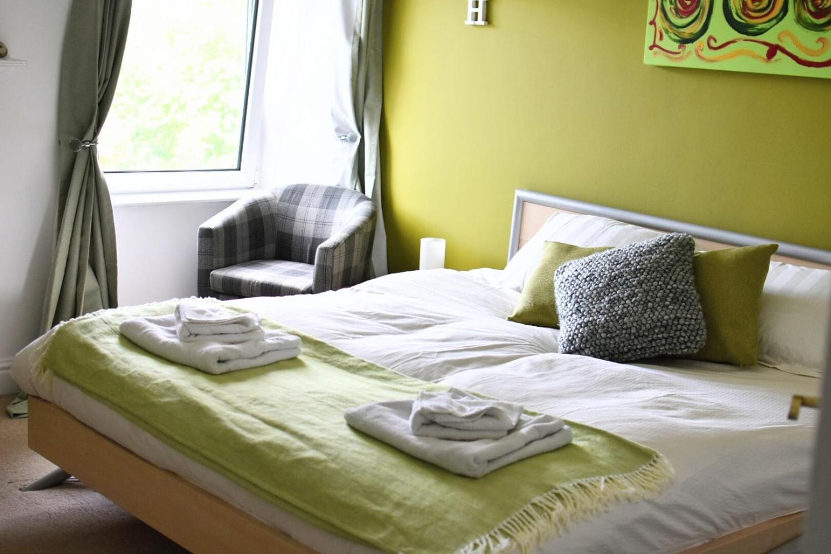 Eaton House Hotel Pembroke Ngoại thất bức ảnh