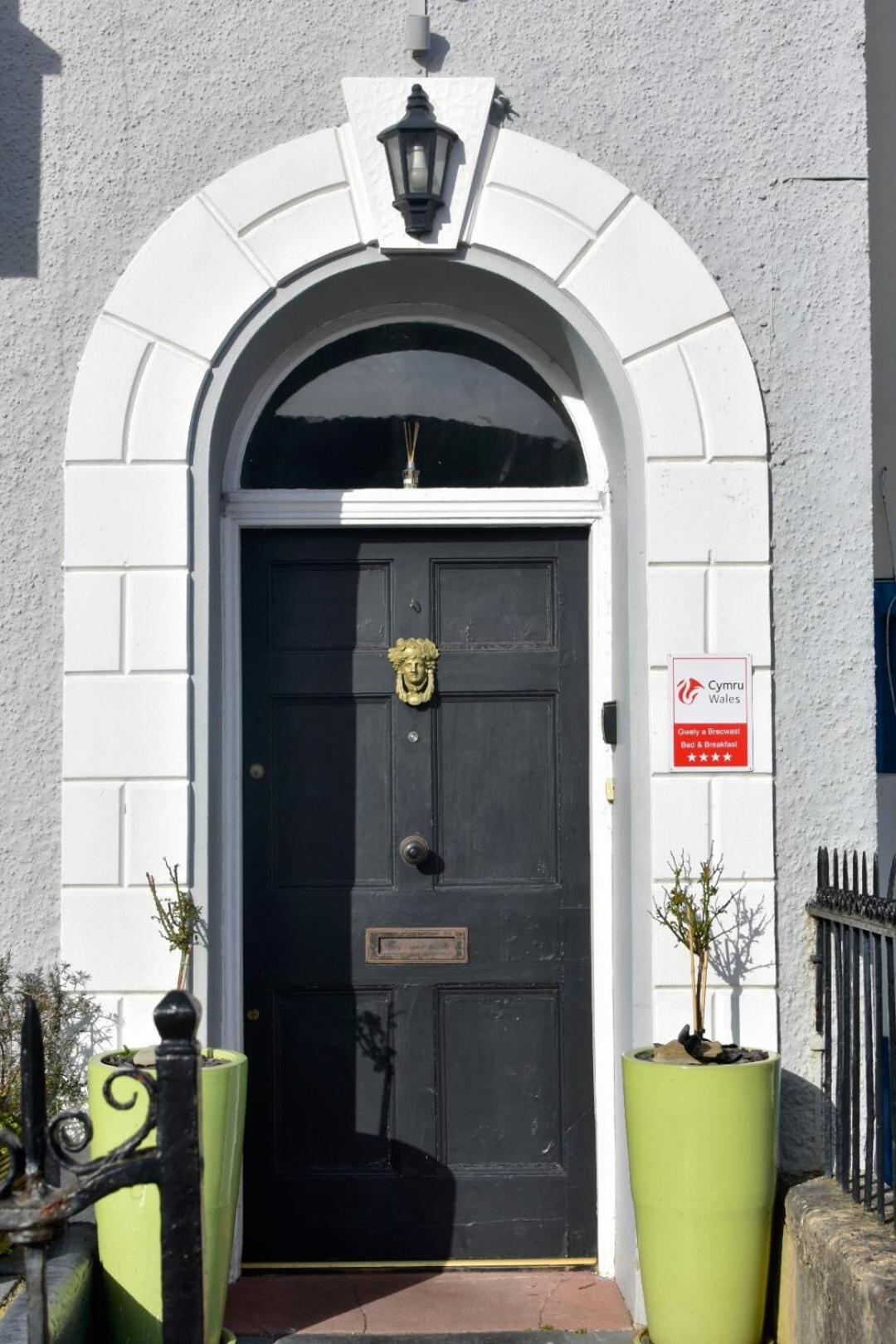 Eaton House Hotel Pembroke Ngoại thất bức ảnh