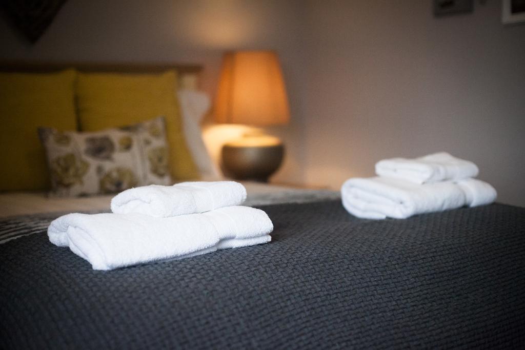 Eaton House Hotel Pembroke Ngoại thất bức ảnh
