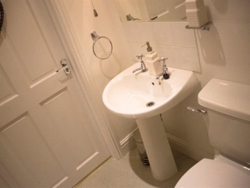 Eaton House Hotel Pembroke Ngoại thất bức ảnh