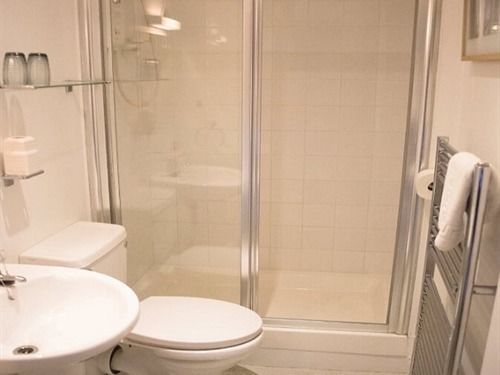 Eaton House Hotel Pembroke Ngoại thất bức ảnh